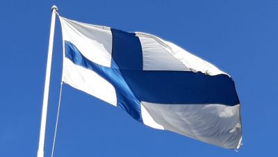 suomen lippu liehuu