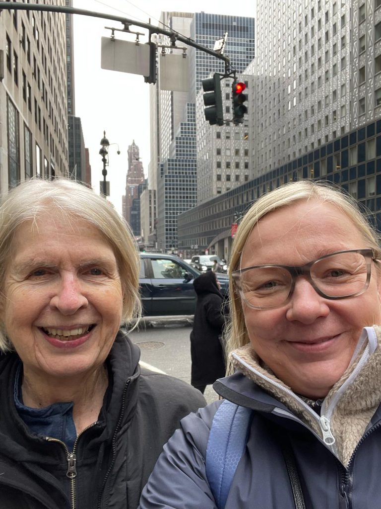Virpi Dufva ja Sue Shurman New Yorkin kadulla.