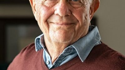 Vanha mies hymyilee kameralle. Teksti: Älyä ja iloa teknologiasta. Joulukuu 2025, uudistettu painos. Logo valli.fi.