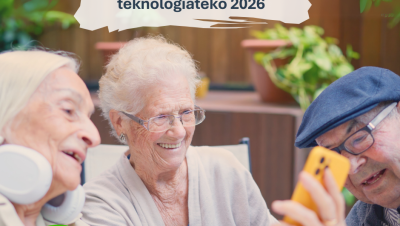26 Teknologiateko (Instagram-postaus) (Facebook-postaus) Kolme senioria katsoo hymyillen keskimmäisellä kädessään olevaa älypuhelinta. Teksti: Myönteinen teknologiateko 2026. Logo valli.fi.