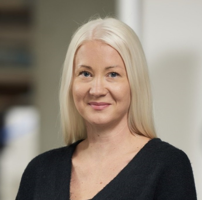 Puolilähikuva Outi Valkamasta.